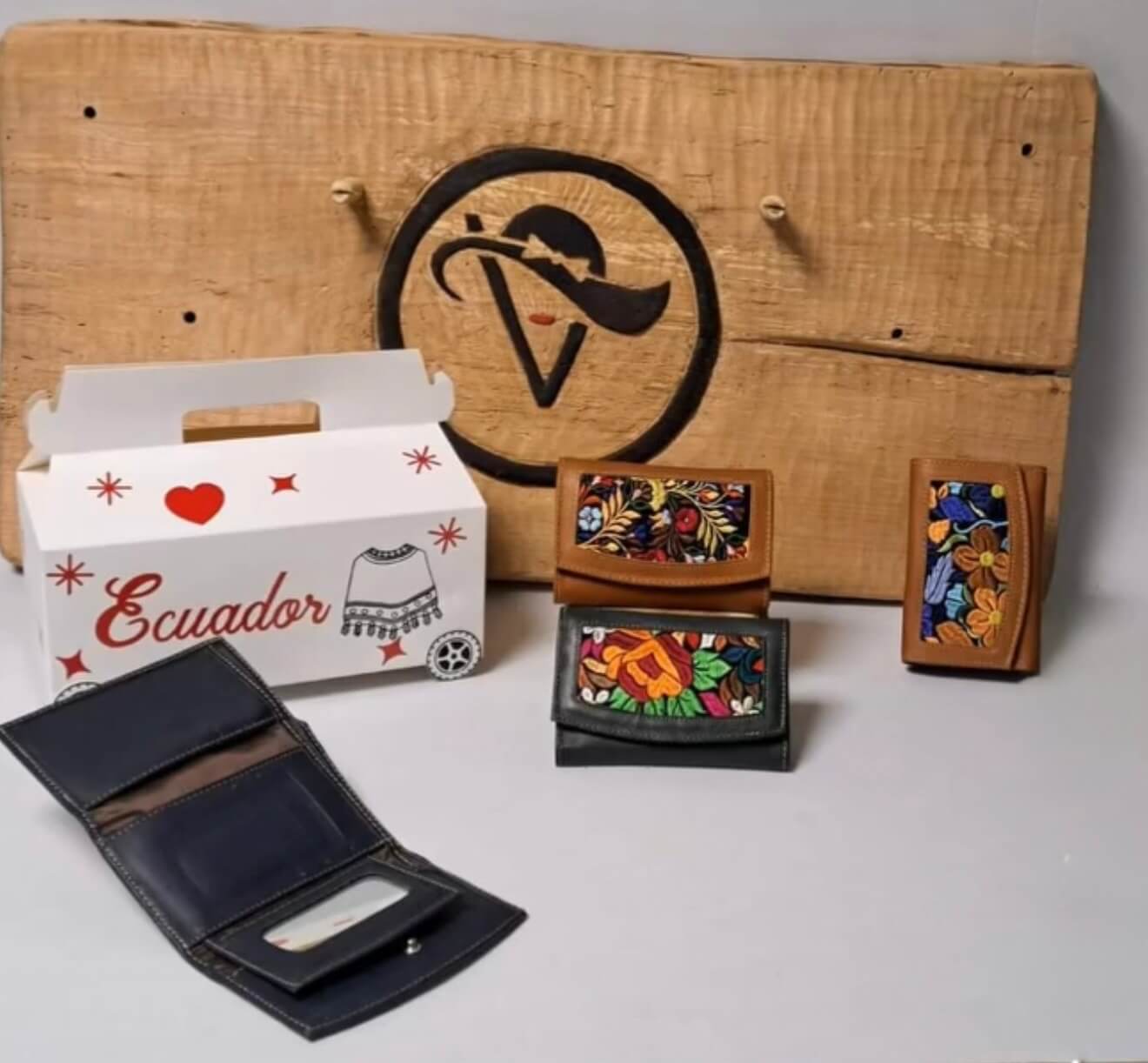 Skórzane portfele z haftowanymi wzorami inspirowanymi kulturą Ekwadoru